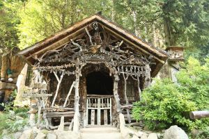 Domek Ducha Gór w ogrodzie Bajek