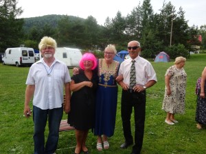 Jubileuszowo przystrojeni uczestnicy uroczystego ogniska